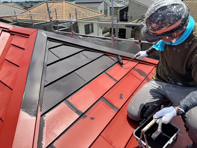ガルバリウム鋼板屋根の塗装　中塗り